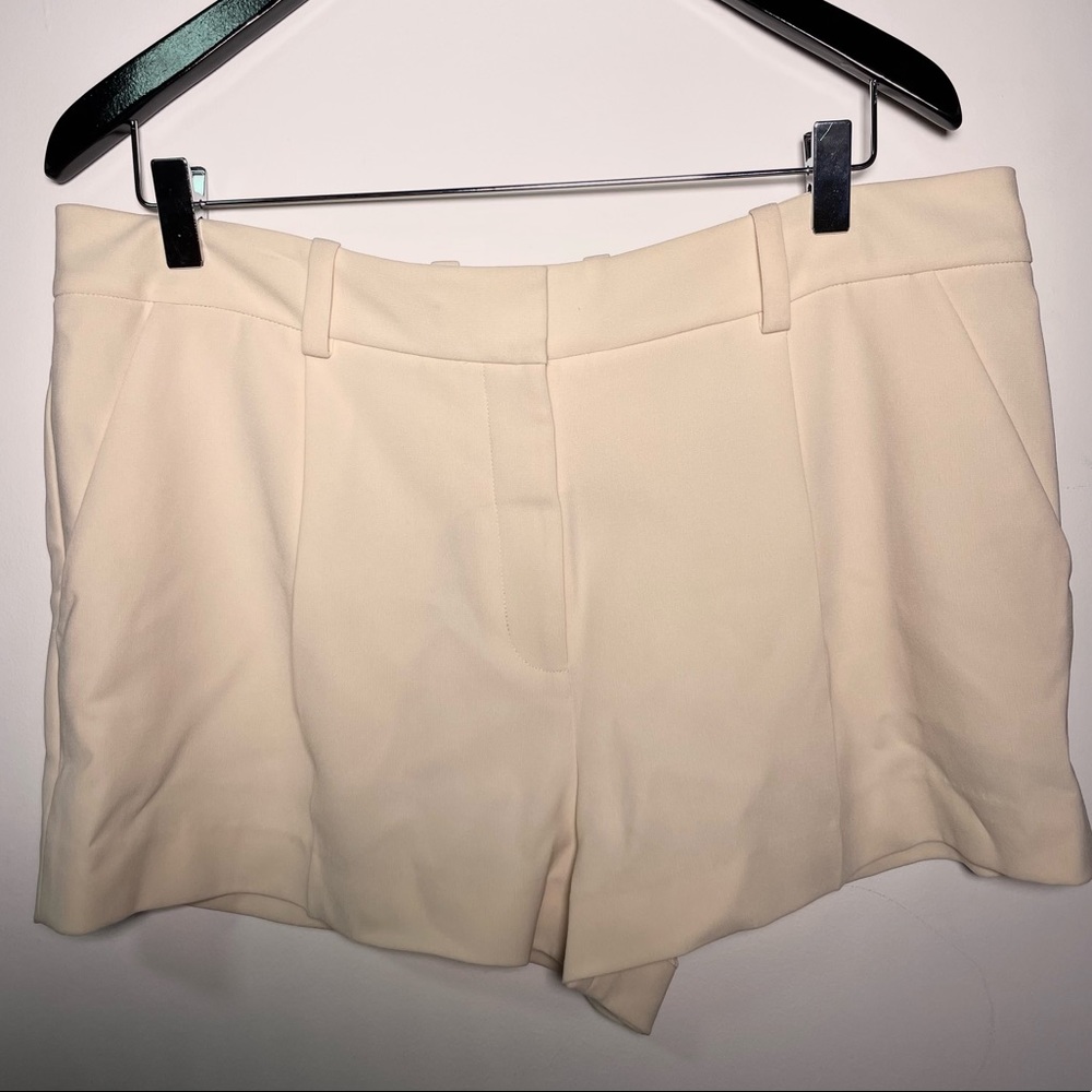 NWT Diane Von Furstenberg cream shorts size 14 (can fit M)